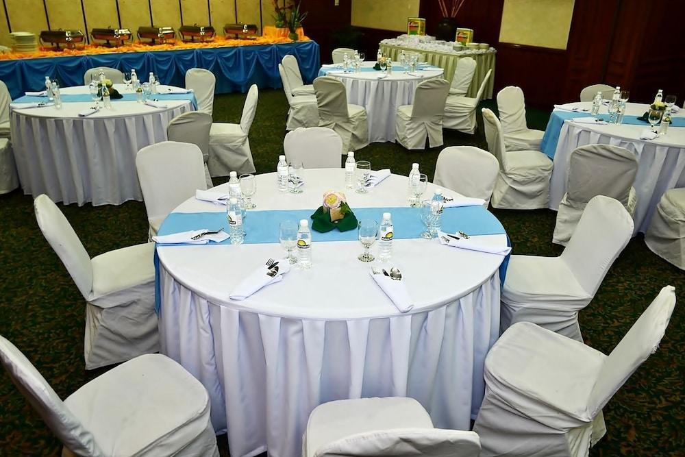 เดย์ โฮเต็ล บาย วินด์แฮม บาตังกัส Hotel Batangas ภายนอก รูปภาพ