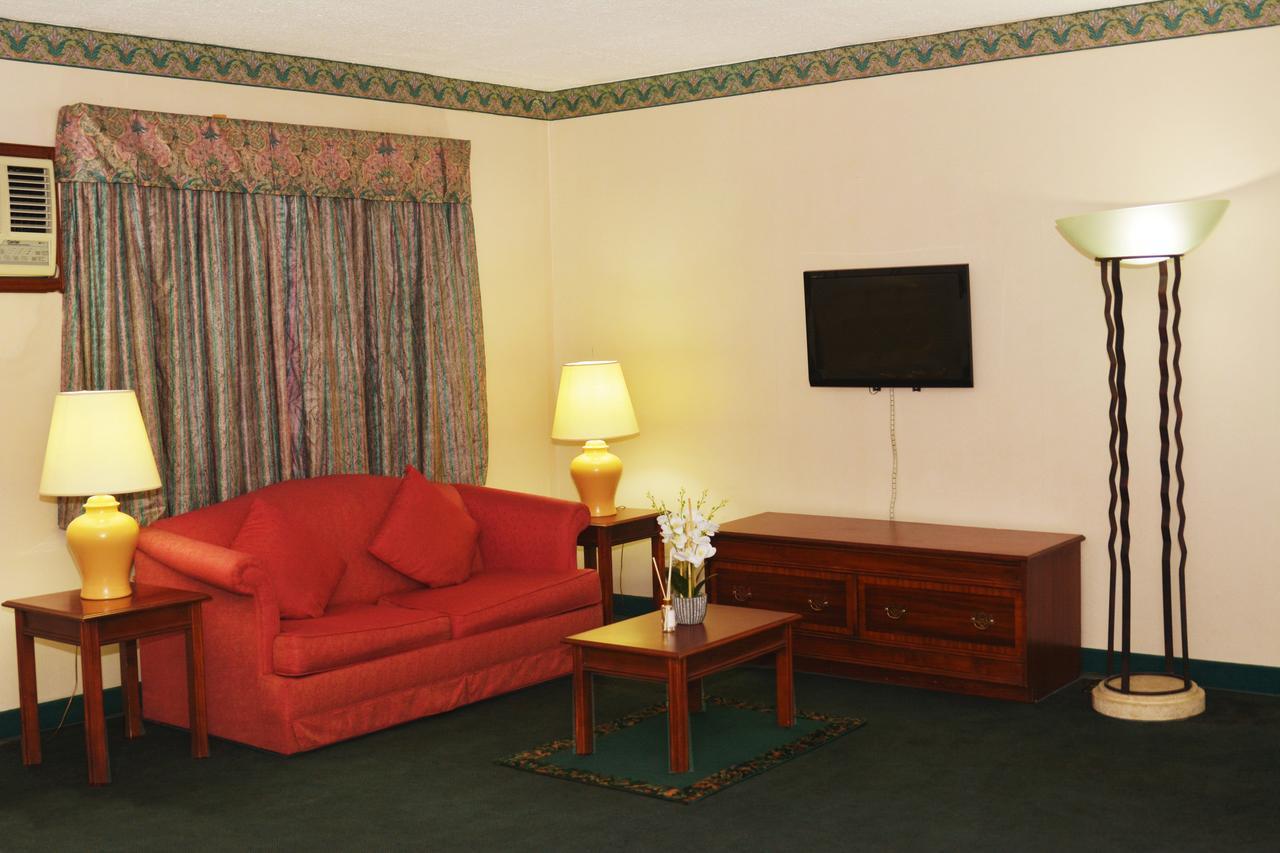 เดย์ โฮเต็ล บาย วินด์แฮม บาตังกัส Hotel Batangas ภายนอก รูปภาพ